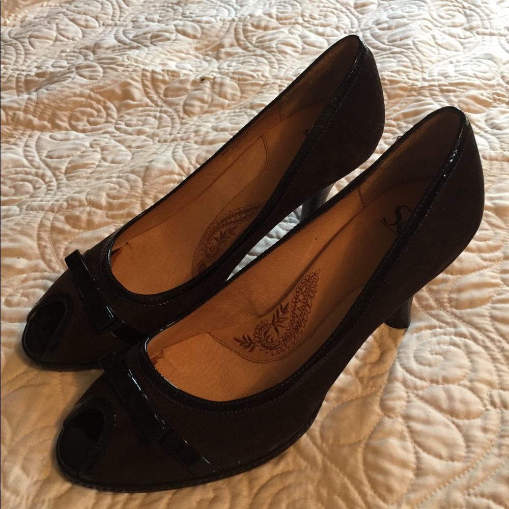 Söfft brand suede peep toe heels